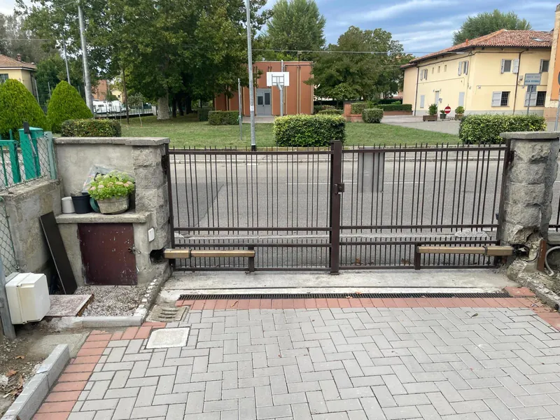Ingresso carrabile con cancello a doppia anta automatizzato