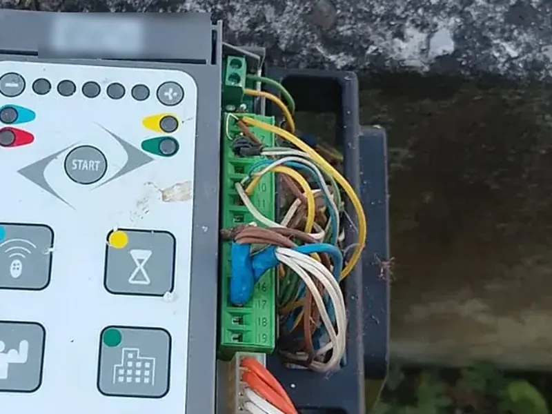 Centrale di comando aperta, morsettiere e cablaggi di un impianto di automazione