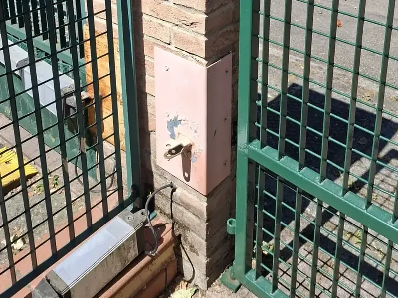 Lampeggiante e antenne su pilastro di un cancello a doppia anta, con cassetta di derivazione