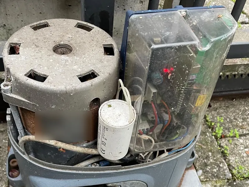 Motore interrato estratto dalla cassa, con condensatore e centrale di comando