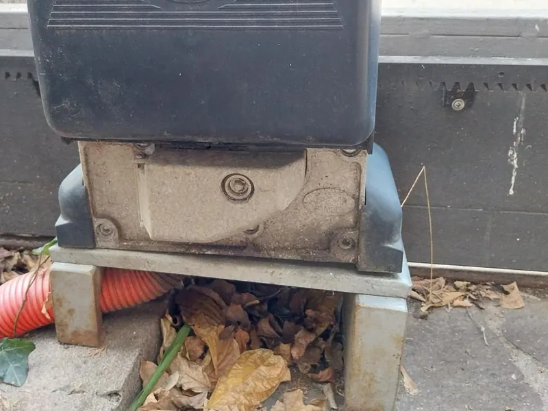 Base di fissaggio di un motoriduttore scorrevole, con cremagliera e corrugato di alimentazione