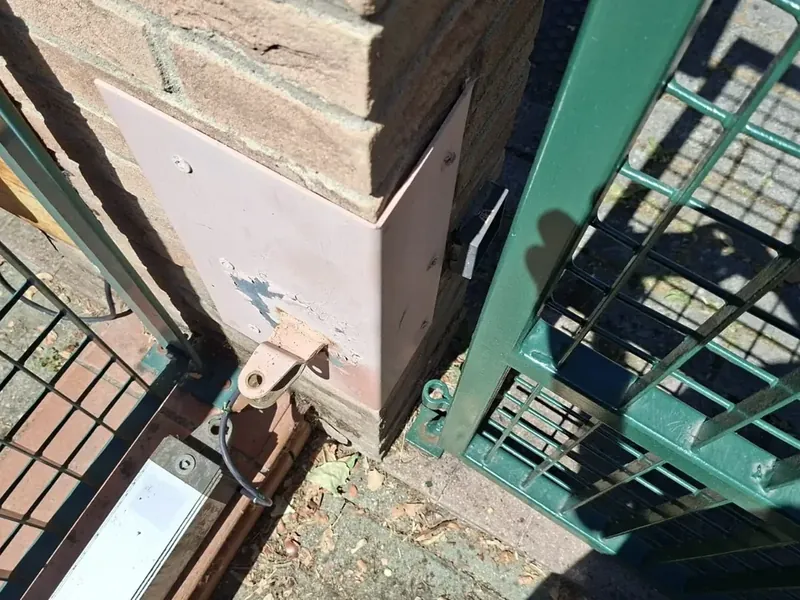 Cassetta di derivazione su pilastro e attacco dell'attuatore lineare su cancello battente