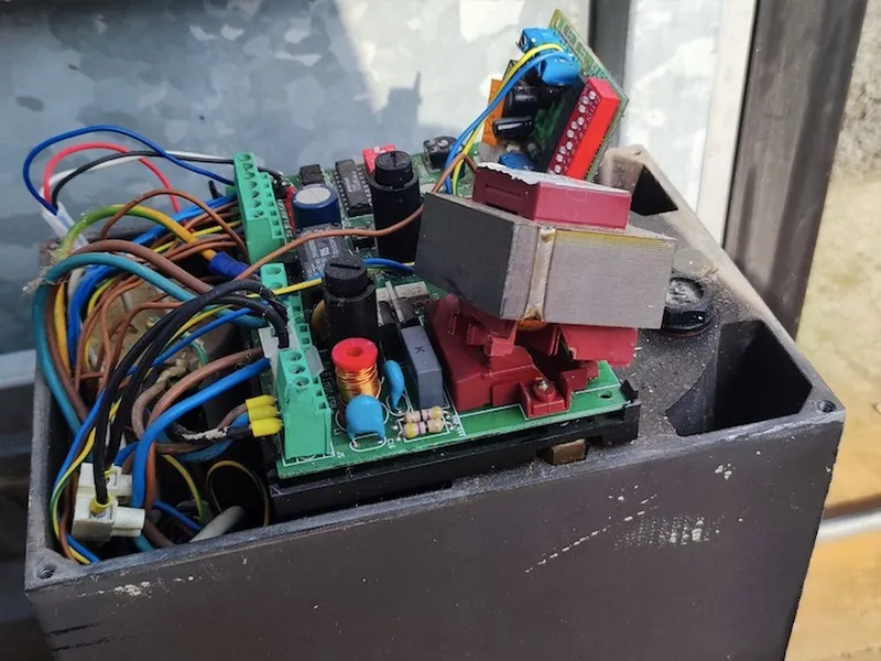 Scheda elettronica di una centrale di comando dentro il contenitore metallico